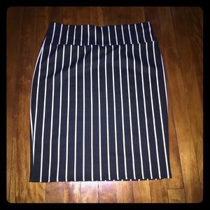 3XL Black and white LuLaRoe Cassie skirt.